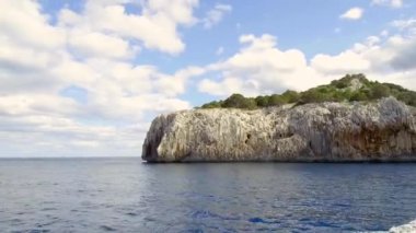 Portu Pedrosu 'nun dar sarp girişi Capo Monte Santo, Orosei Körfezi, Gennargentu Ulusal Parkı, Sardinya' nın doğu kıyısı Ogliastra 'nın kireçtaşı kayalarını kesti. 20 Mayıs 2019