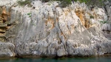 Portu Pedrosu 'nun dar sarp girişi Capo Monte Santo, Orosei Körfezi, Gennargentu Ulusal Parkı, Sardinya' nın doğu kıyısı Ogliastra 'nın kireçtaşı kayalarını kesti. 20 Mayıs 2019