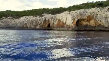 Portu Pedrosu 'nun dar sarp girişi Capo Monte Santo, Orosei Körfezi, Gennargentu Ulusal Parkı, Sardinya' nın doğu kıyısı Ogliastra 'nın kireçtaşı kayalarını kesti. 20 Mayıs 2019
