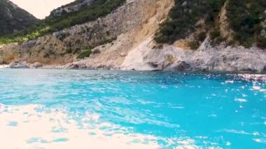 Mavi denizde ve İtalya 'nın Sardunya' nın doğu kıyısındaki Orosei körfezinde kayalık sahillerde geziniyorum. 20 Mayıs 2019