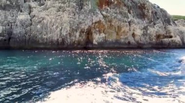 Mavi denizde ve İtalya 'nın Sardunya' nın doğu kıyısındaki Orosei körfezinde kayalık sahillerde geziniyorum. 20 Mayıs 2019