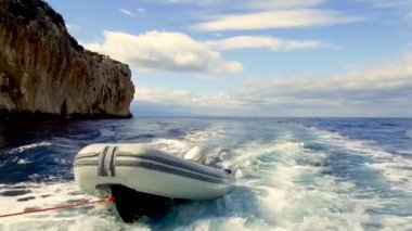 Mavi denizde ve İtalya 'nın Sardunya' nın doğu kıyısındaki Orosei körfezinde kayalık sahillerde geziniyorum. 20 Mayıs 2019