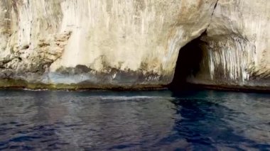 Mavi denizde ve İtalya 'nın Sardunya' nın doğu kıyısındaki Orosei körfezinde kayalık sahillerde geziniyorum. 20 Mayıs 2019