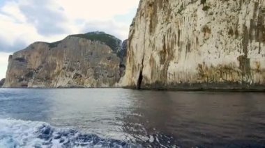 Mavi denizde ve İtalya 'nın Sardunya' nın doğu kıyısındaki Orosei körfezinde kayalık sahillerde geziniyorum. 20 Mayıs 2019