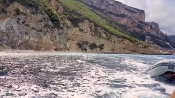 Rejs Błękitnym Morzu Skalistym Wybrzeżu Zatoce Orosei Wschodnie Wybrzeże Sardynii — Wideo stockowe