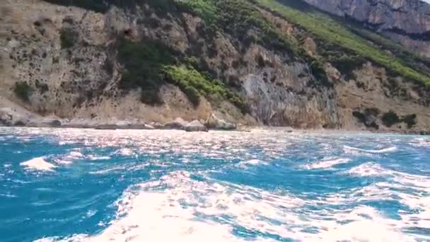 在蓝色的大海和意大利撒丁岛东海岸奥罗塞湾的岩石海岸上巡航 2019年5月20日 — 图库视频影像
