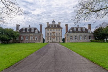 Ashdown Evi (ayrıca Ashdown Park olarak da bilinir) - İngiltere 'nin Oxfordshire ilçesindeki Ashbury sivil kilisesinde 17. yüzyıl kır evi