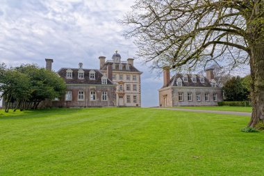 Ashdown Evi (ayrıca Ashdown Park olarak da bilinir) - İngiltere 'nin Oxfordshire ilçesindeki Ashbury sivil kilisesinde 17. yüzyıl kır evi
