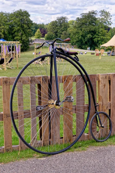 Bicicleta Vintage Antigua Aparcada Una Valla Madera Reino Unido — Foto de Stock