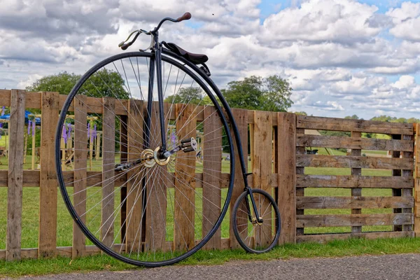 Bicicleta Vintage Antigua Aparcada Una Valla Madera Reino Unido — Foto de Stock