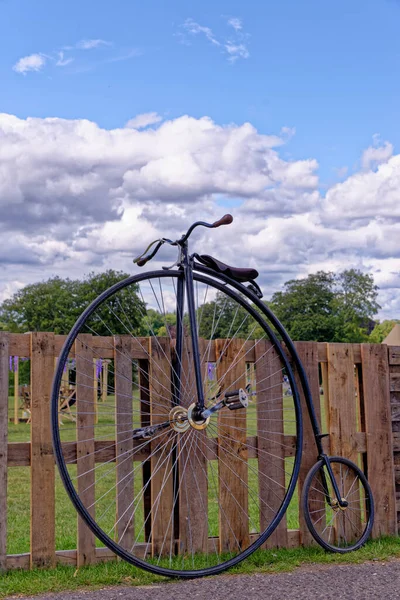 Bicicleta Vintage Antigua Aparcada Una Valla Madera Reino Unido — Foto de Stock