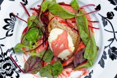 İtalyan Akdeniz usulü keçi peyniri ve pancar kremalı bruschetta.