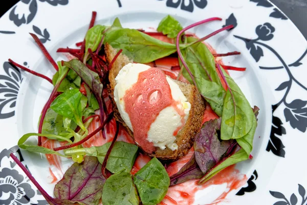 Italiaanse Mediterrane Stijl Bruschetta Met Geitenkaas Bietenmousse — Stockfoto