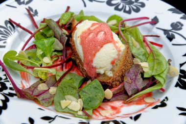 İtalyan Akdeniz usulü keçi peyniri ve pancar kremalı bruschetta.