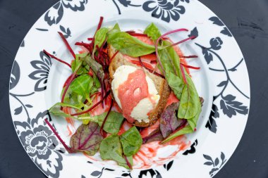 İtalyan Akdeniz usulü keçi peyniri ve pancar kremalı bruschetta.