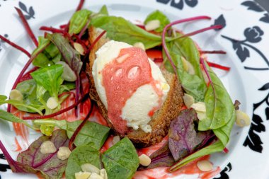 İtalyan Akdeniz usulü keçi peyniri ve pancar kremalı bruschetta.