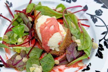 İtalyan Akdeniz usulü keçi peyniri ve pancar kremalı bruschetta.