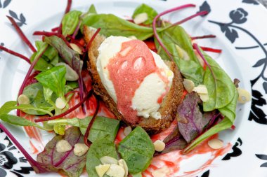 İtalyan Akdeniz usulü keçi peyniri ve pancar kremalı bruschetta.