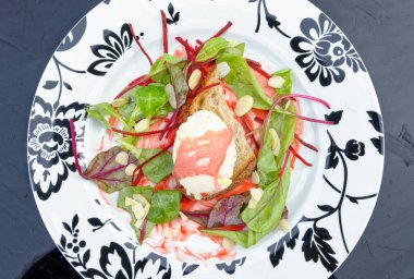 İtalyan Akdeniz usulü keçi peyniri ve pancar kremalı bruschetta.