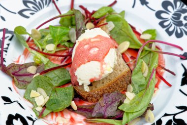 İtalyan Akdeniz usulü keçi peyniri ve pancar kremalı bruschetta.