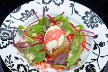 İtalyan Akdeniz usulü keçi peyniri ve pancar kremalı bruschetta.