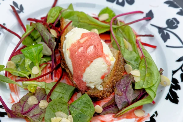 İtalyan Akdeniz usulü keçi peyniri ve pancar kremalı bruschetta.