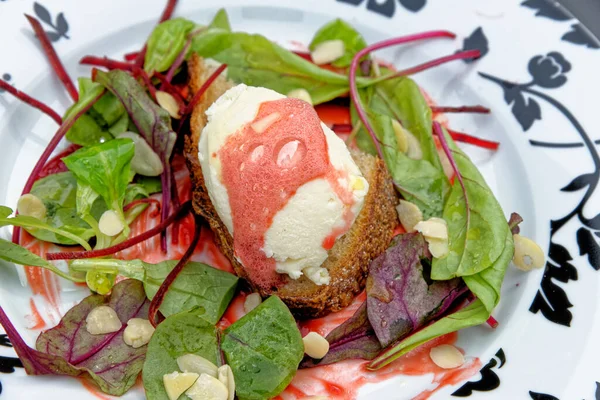 İtalyan Akdeniz usulü keçi peyniri ve pancar kremalı bruschetta.