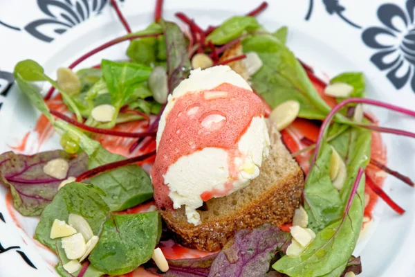 Italiaanse Mediterrane Stijl Bruschetta Met Geitenkaas Bietenmousse — Stockfoto