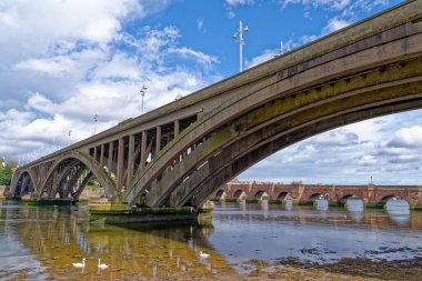 Berwick 'teki Kraliyet Tüvit Köprüsü Tweed Northumberland üzerinde İngiltere 1928' i inşa etti ve eski A1 yolunu kasabadan geçirdi.