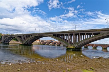 Berwick 'teki Kraliyet Tüvit Köprüsü Tweed Northumberland üzerinde İngiltere 1928' i inşa etti ve eski A1 yolunu kasabadan geçirdi.