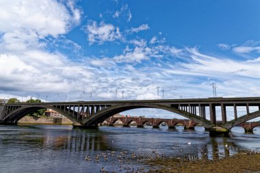 Berwick 'teki Kraliyet Tüvit Köprüsü Tweed Northumberland üzerinde İngiltere 1928' i inşa etti ve eski A1 yolunu kasabadan geçirdi.