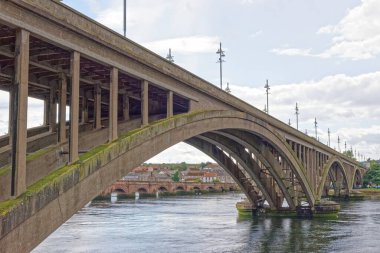 Berwick 'teki Kraliyet Tüvit Köprüsü Tweed Northumberland üzerinde İngiltere 1928' i inşa etti ve eski A1 yolunu kasabadan geçirdi.