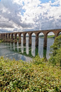 Kraliyet Sınır Köprüsü, Berwick-upon-Tweed 'deki Tweed Nehri' nden geçen demiryolu viyadüklerinin listesi. 1847 ve 1850 yılları arasında inşa edilmiş, Kraliçe Victoria tarafından açıldığı zaman..