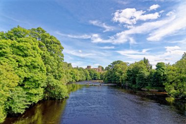 Barnard Castle, Teesdale, Durham County, İngiltere. 12c Norman şatosunun kalıntıları Tees Nehri 'nin üzerinde duruyor.