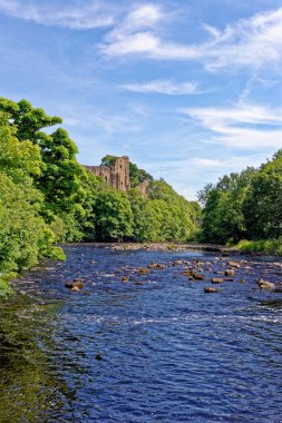 Barnard Castle, Teesdale, Durham County, İngiltere. 12c Norman şatosunun kalıntıları Tees Nehri 'nin üzerinde duruyor.