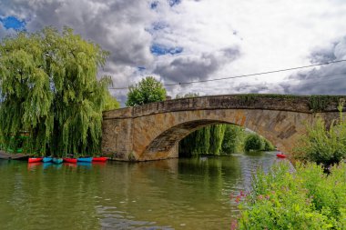 Thames Nehri üzerindeki yarım peni köprüsü, Thames Nehri üzerindeki Lechlade-on-Thames, Gloucestershire, İngiltere, Birleşik Krallık