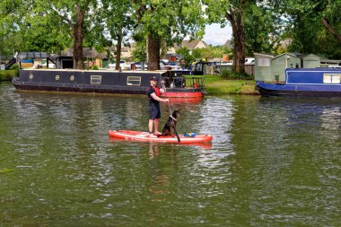 Thames Nehri 'ndeki Kano, Nehir kenarındaki Lechlade-on-Thames, Gloucestershire, İngiltere - 19 Temmuz 2020