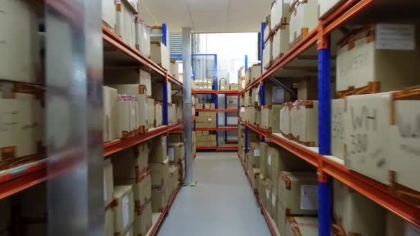 Nagy Modern Raktár Némi Áruval Raktárépület Csomagolt Árukkal Anglia Egyesült — Stock videók