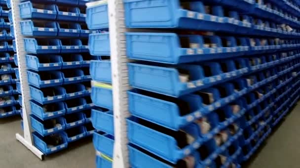 有一些商品的大型现代化仓库 堆装货物的仓库大楼 2019年9月19日 英国英格兰 — 图库视频影像