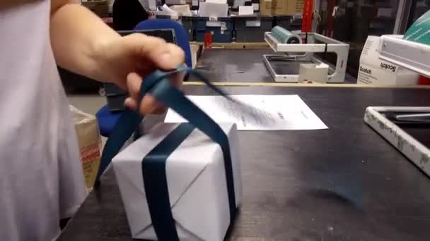 Людина Обмотує Коробку Оформлення Подарункової Упаковки Вересня 2019 Року — стокове відео