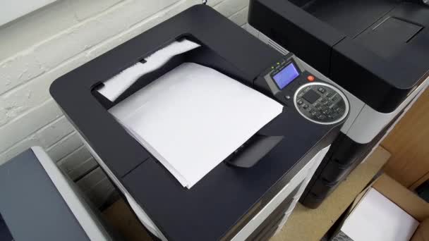 办公激光打印机在仓库中打印了大量A4或字母大小的纸张 2019年9月19日 — 图库视频影像