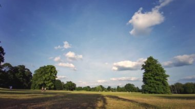 UK Weather: Reading, Berkshire, Güney Doğu İngiltere 'deki Prospect Park' ta açık mavi gökyüzü ile güneşli - 19 Haziran 2020