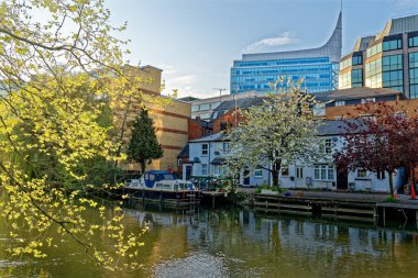 River Kennet ve Kennet ve Avon Kanalı Reading, Berkshire, İngiltere - 16 Nisan 2020