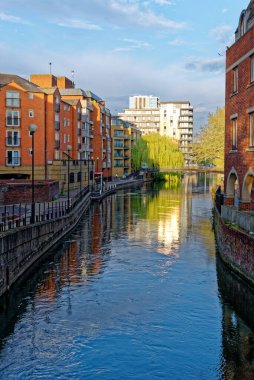 River Kennet ve Kennet ve Avon Kanalı Reading, Berkshire, İngiltere - 16 Nisan 2020