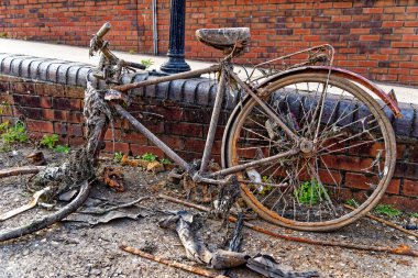Paslı eski bisikletin Birleşik Krallık 'ta bir kanaldan sökülmesi