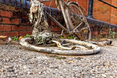 Paslı eski bisikletin Birleşik Krallık 'ta bir kanaldan sökülmesi