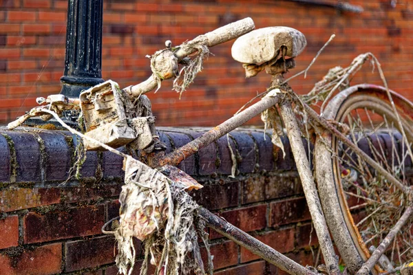 Paslı Eski Bisikletin Birleşik Krallık Bir Kanaldan Sökülmesi — Stok fotoğraf