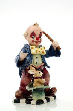 Palyaço. Odak: şapkadan tavşan. Beyaz arka plan üzerinde