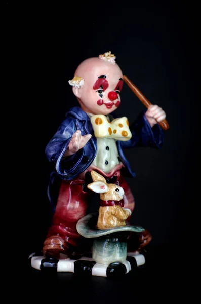 Clown Fokus Das Kaninchen Aus Dem Hut Auf Schwarzem Hintergrund — Stockfoto