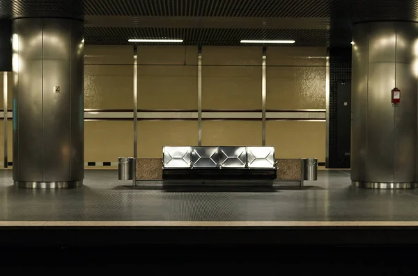 Metro istasyonunda metal tezgah